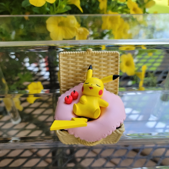 Pikachu Utatane Basket Collectible